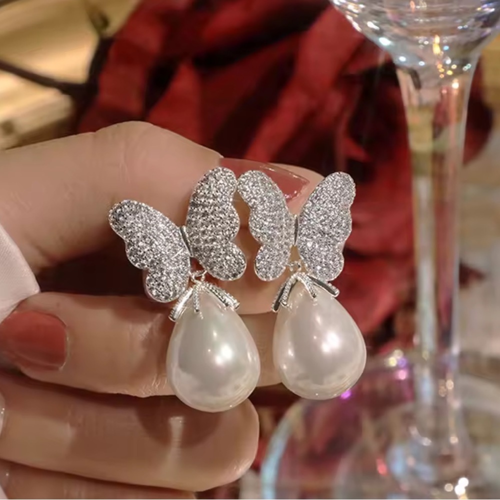 Vintage Butterfly Pearl Timeless Earrings - Picture 3 of 6